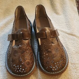 Cut Out Petals Maryjanes